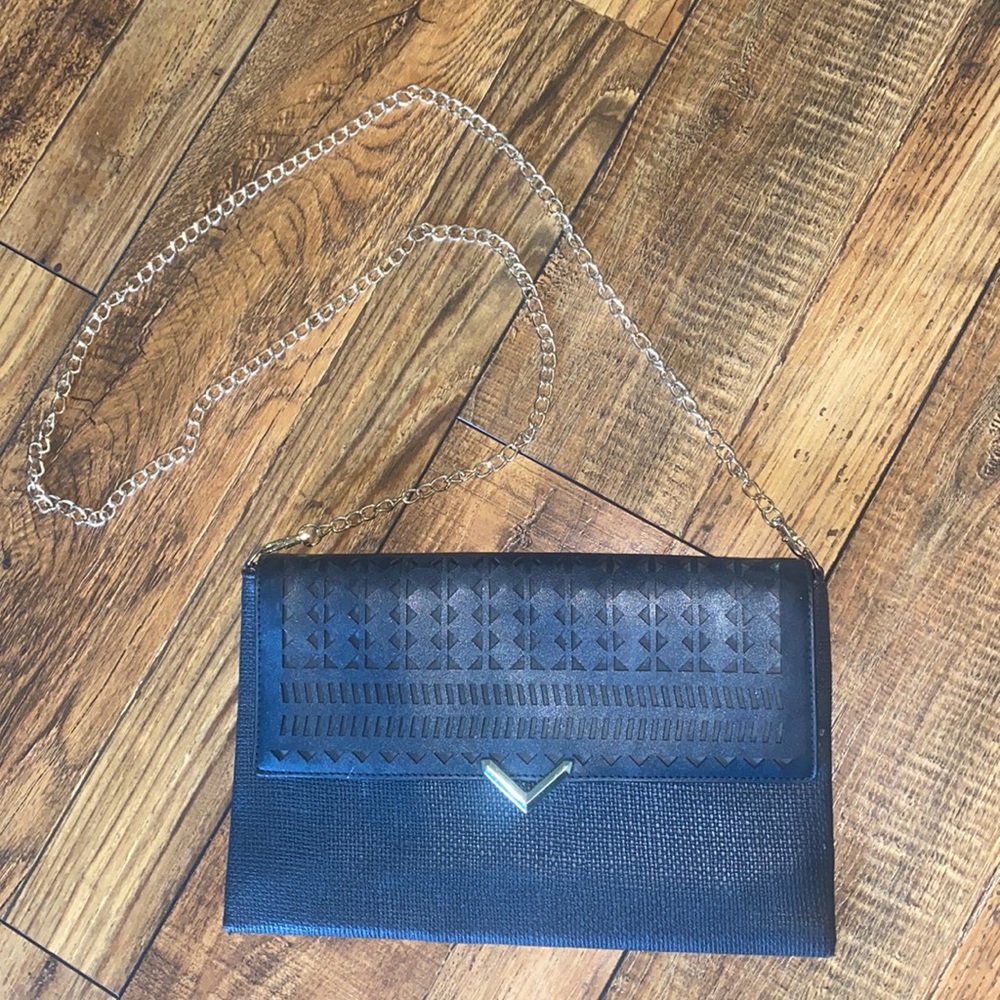 Clean black clutch.  Snaps w/ magnet